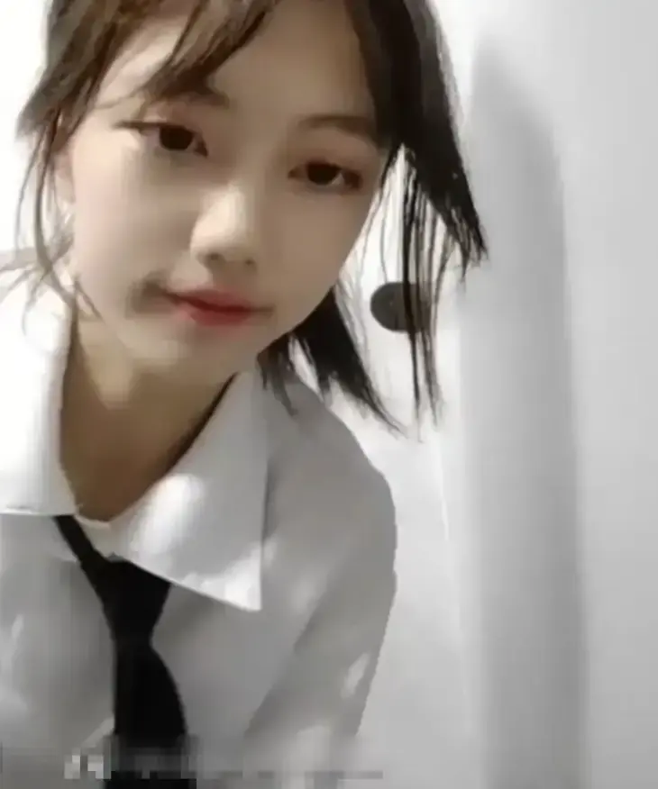 《贺子涵》直播意外妈妈突袭全程高能反转-贺子涵完整版云端极速共享-纯净视听沉浸体验无广告